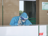 Nhân viên y tế trực cấp cứu (Ảnh - Minh Thuý)