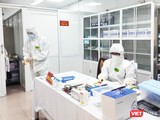 Nhân viên y tế chuẩn bị lấy mẫu cho tình nghiêm viên tiêm vaccine phòng COVID-19 (Ảnh - Minh Thuý)