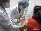 Tình nguyện viên được tiêm thử nghiệm vaccine phòng COVID-19 Nanocovax (Ảnh - Minh Thuý)