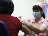 Nhân viên y tế tiêm vaccine phòng COVID-19 COVIVAC cho tình nguyện viên (Ảnh - Minh Thuý)