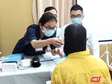 Nhân viên y tế kiểm tra sức khoẻ cho tình nguyện viên sau tiêm vaccine phòng COVID-19 COVIVAC (Ảnh - Minh Thuý)