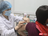 Nhân viên y tế tiêm thử nghiệm vaccine phòng COVID-19 Nanocovax cho tình nguyện viên (Ảnh - Minh Thuý)