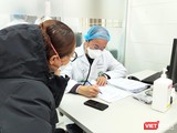 Bác sĩ khám cho bệnh nhân ở Bệnh viện Bạch Mai (Ảnh - Minh Thuý)