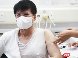 Thứ trưởng Bộ Y tế Trương Quốc Cường tiêm vaccine phòng COVID-19 trong sáng nay, ngày 6/5 (Ảnh - Minh Thuý)