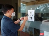 TS. Trần Quý Tường kiểm tra khai báo y tế bằng mã QR Code tại Bắc Ninh (Ảnh: NVCC)