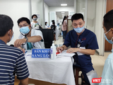 Bác sĩ khám sàng lọc cho người dân trước khi tiêm vaccine phòng COVID-19 (Ảnh - Minh Thuý)