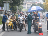 Người dân xuất trình giấy tờ chờ qua chốt kiểm soát phòng dịch COVID-19 (Ảnh - Minh Thuý)