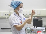 Nhân viên y tế chuẩn bị tiêm vaccine phòng COVID-19 (Ảnh - Minh Thuý)