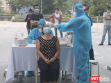Nhân viên y tế lấy mẫu xét nghiệm COVID-19 cho người dân (Ảnh - Minh Thuý)