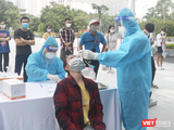 Người dân được lấy mẫu xét nghiệm COVID-19 (Ảnh - Minh Thuý)
