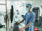 Nhân viên y tế vận hành trang thiết bị y tế, máy móc hiện đại (Ảnh - Minh Thuý)