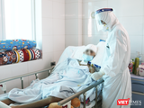 Bác sĩ chăm sóc cho bệnh nhân mắc bệnh nặng từ BV Hữu nghị Việt Đức chuyển sang (Ảnh - Minh Thuý)