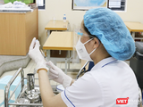 Nhân viên y tế chuẩn bị tiêm vaccine COVID-19 (Ảnh - Minh Thuý)