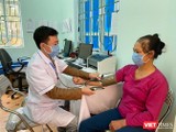 Bác sĩ khám bệnh cho người dân (Ảnh - Duy Tuân, nguồn: SYT HN)