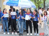 Sinh viên tình nguyện với các khẩu hiệu cổ vũ thí sinh dự thi