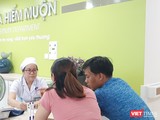Một cặp vợ chồng đi khám tại Khoa Hiếm muộn (BV Hùng Vương)