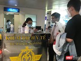 Hành khách được kiểm dịch y tế tại sân bay Tân Sơn Nhất. Ảnh: Toàn Trân