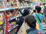Trong đại dịch COVID-19, hàng hóa vẫn được cung cấp dồi dào, đảm bảo cho người dân nhưng bí thư Nguyễn Thiện Nhân khuyên bà con nên tiết kiệm khi mua sắm. Ảnh: Hòa Bình