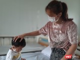 Mẹ con chị N.B tại Khu cách ly tập trung quận 2. Ảnh: N.T