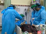 Bác sĩ BV Chợ Rẫy cấp cứu bệnh nhân nặng (Ảnh: BVCR)