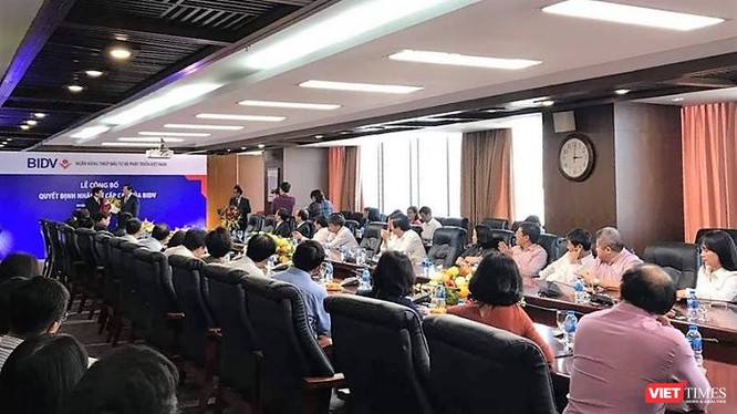 Lãnh đạo NHNN trao Quyết định cho tân Chủ tịch HĐQT BIDV Phan Đức Tú.