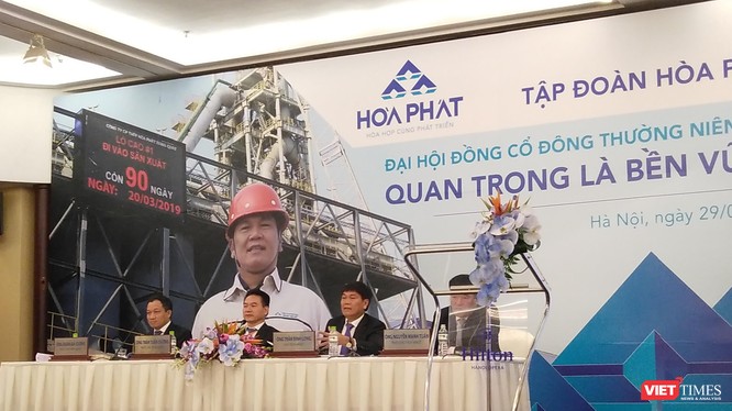 Ông Trần Đình Long - Chủ tịch HĐQT Tập đoàn Hòa Phát (thứ 3 từ trái sang) - làm chủ tọa cuộc họp ĐHĐCĐ thường niên 2019 (Ảnh: P.D)