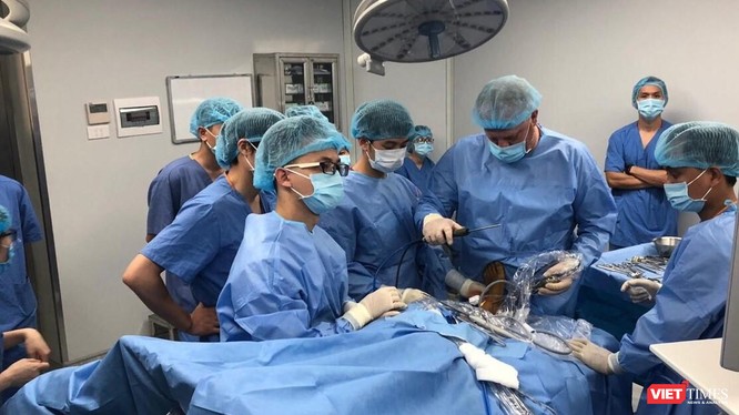 Ca mổ nối gân Asin bằng kỹ thuật hiện đại lần đầu tiên ở Việt Nam được tiến hành tại Bệnh viện Đại học Y Hà Nội