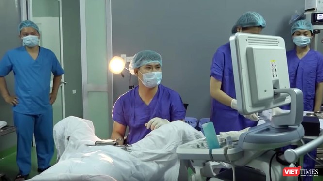 BS Phạm Văn Hưởng - Trưởng khoa Khám bệnh thực hiện thủ thuật để TTTON cho bệnh nhân 