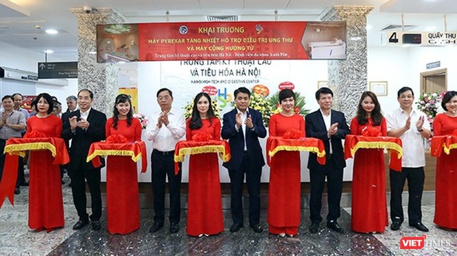 Lãnh đạo UBND TP Hà Nội và Bộ Y tế cắt băng khai trương hệ thống máy siêu nhiệt điều trị ung thư tại BVĐK Xanh Pôn