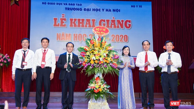 Bộ trưởng Bộ Y tế Nguyễn Thị Kim Tiến chúc mừng năm học mới thầy và trò Trường Đại học Y Hà Nội