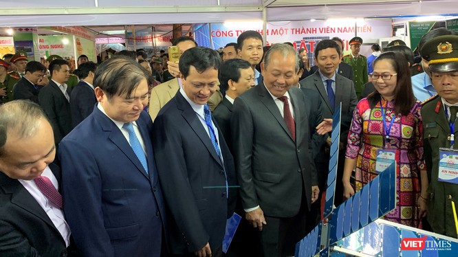 Phó Thủ tướng Trương Hòa Bình và GS. Phan Ngọc Minh -Phó Chủ tịch Viện Hàn lâm KH&CN Việt Nam cùng các đại biểu tham quan mô hình vệ tinh của Việt Nam sẽ phóng vào vũ trụ đầu năm 2020