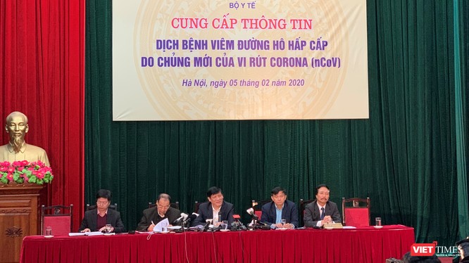 Thứ trưởng Bộ Y tế Nguyễn Thanh Long chủ trì họp báo về dịch do virus Corona (ảnh: Thanh Hằng)