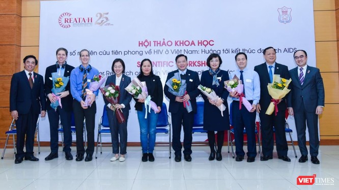 Các nhà khoa học, nhà quản lý tham dự buổi tọa đàm tại hội thảo khoa học về HIV ở Việt Nam