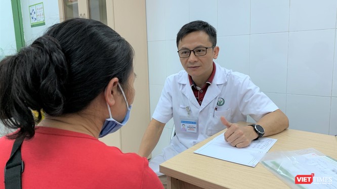 TS. Nguyễn Thế Cường – Trưởng Khoa Thận lọc máu, Bệnh viện Hữu nghị Việt Đức khám và tư vấn miễn phí cho người dân