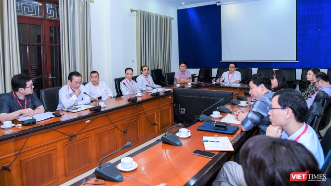 Ban Chỉ đạo phòng, chống dịch COVID-19 Trường Đại học Y Hà Nội họp đột xuất dưới sự chủ trì của GS. Tạ Thành Văn - Hiệu trưởng của Trường