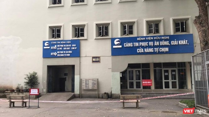 Phong tỏa nhà ăn của BV Hữu Nghị và cách ly khẩn cấp các nhân viên của Công ty TNHH Trường Sinh làm việc tại đây (ảnh: Thu Thủy)