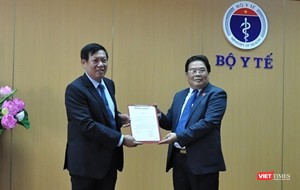 Ông Sơn Minh Thắng trao quyết định chuẩn y Thứ trưởng Bộ Y tế Đỗ Xuân Tuyên giữ chức vụ Bí thư Đảng ủy Bộ Y tế.