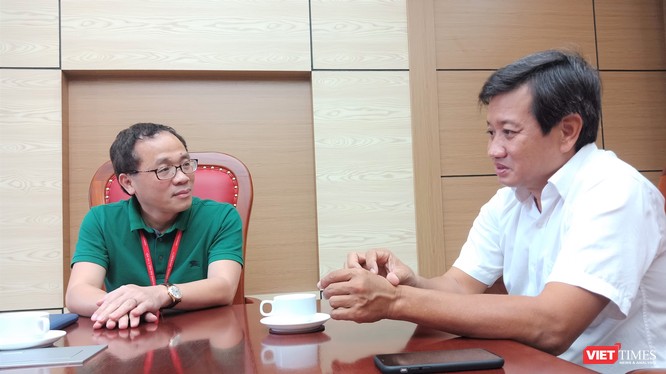 GS. Tạ Thành Văn trao đổi với ông Đoàn Ngọc Hải về vấn đề vận chuyển bệnh nhân sao cho an toàn và hiệu quả
