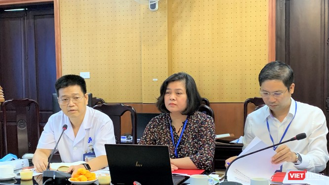 PGS.TS. Lê Hữu Doanh (ngoài cùng bên trái) - Phó Giám đốc Bệnh viện Da liễu Trung ương - trao đổi thẳng thắn với báo chí tại buổi làm việc