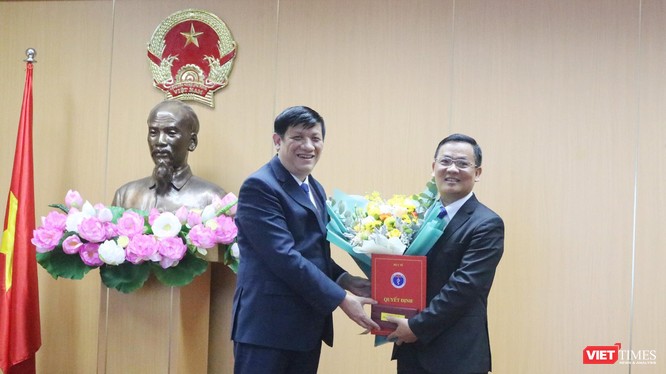 Bộ trưởng Bộ Y tế Nguyễn Thanh Long trao quyết định TS. Vương Ánh Dương là Phó Cục trưởng Cục quản lý Khám, chữa bệnh (ảnh: Lê Hảo)