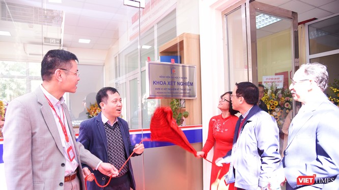 Cắt băng khánh thành Đơn vị Xét nghiệm Kỹ thuật cao của Bệnh viện Đại học Y Hà Nội