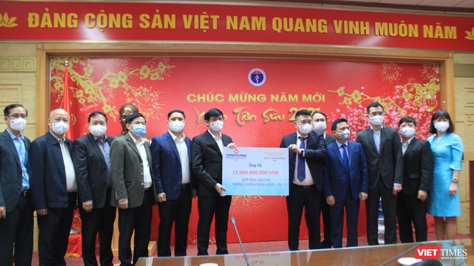 Bộ trưởng Bộ Y tế Nguyễn Thanh Long đã tiếp nhận 21 tỷ đồng do các đơn vị hỗ trợ cho ngành Y tế mua vaccine phòng chống COVID-19