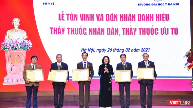 Phó Chủ tịch nước Đặng Thị Ngọc Thịnh trao danh hiệu TTND cho các cán bộ, giảng viên của Trường Đại học Y Hà Nội