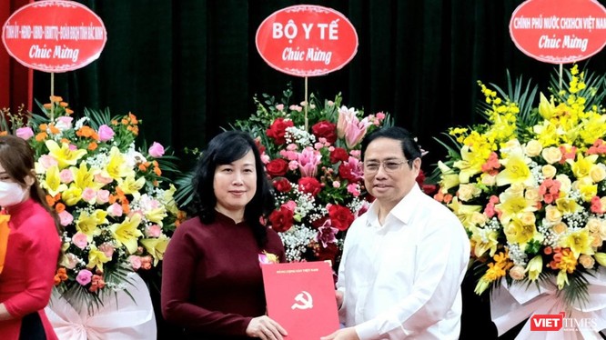 Thủ tướng Chính phủ Phạm Minh Chính trao quyết định Quyền Bộ trưởng Bộ Y tế cho bà Đào Hồng Lan.