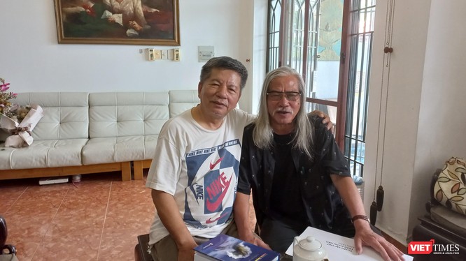 Nhà thơ Trần Mạnh Hảo (trái) và tác giả Xuân Ba