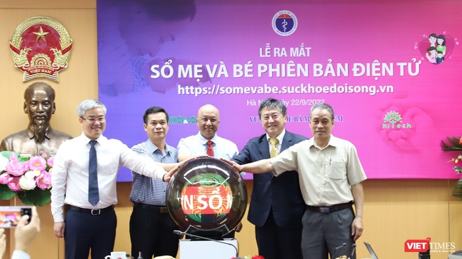 Thứ trưởng Bộ Y tế Nguyễn Trường Sơn (người đứng giữa) cùng các đại biểu bấm nút ra mắt Sổ Mẹ và bé phiên bản điện tử