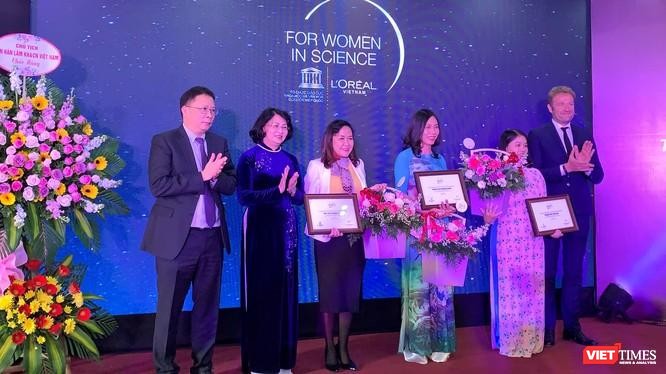 Phó Chủ tịch nước Đặng Thị Ngọc Thịnh và GS. Châu Văn Minh - Chủ tịch Viện Hàn lâm KHv&CN Việt Nam trao Giải thưởng L’Oreál – UNESCO "Vì sự phát triển phụ nữ trong khoa học" cho 3 nhà khoa học nữ xuất sắc năm 2019