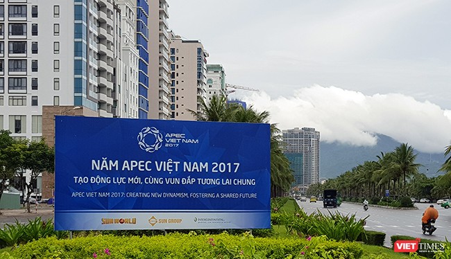 Ngày 21/10, UBND TP Đà Nẵng đã phối hợp với Sở Ngoại vụ tổ chức lễ ra quân liên lạc viên và tình nguyện viên tham gia phục vụ Tuần lễ cấp cao APEC 2017, với sự tham dự của gần 800 liên lạc viên, tình nguyện viên.