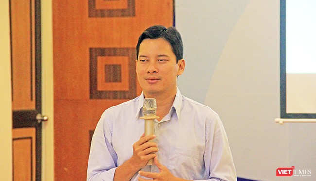 Ông Lê Quang Tự Do, Phó cục trưởng cục PTTH&TTĐT trình bày về các thông tư mới của Bộ trên lĩnh vực thông tin điện tử. Ảnh: Hồ Xuân Mai.