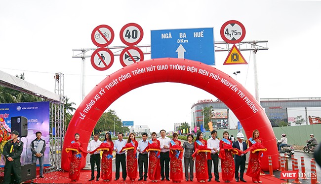 Sáng 1/11, UBND TP Đà Nẵng đã chính thức tổ chức thông xe kỹ thuật nút giao thông Hầm chui Điện Biên Phủ-Nguyễn Tri Phương sau hơn 10 tháng thi công. Kịp thời phục vụ sự kiện APEC sắp diễn ra.